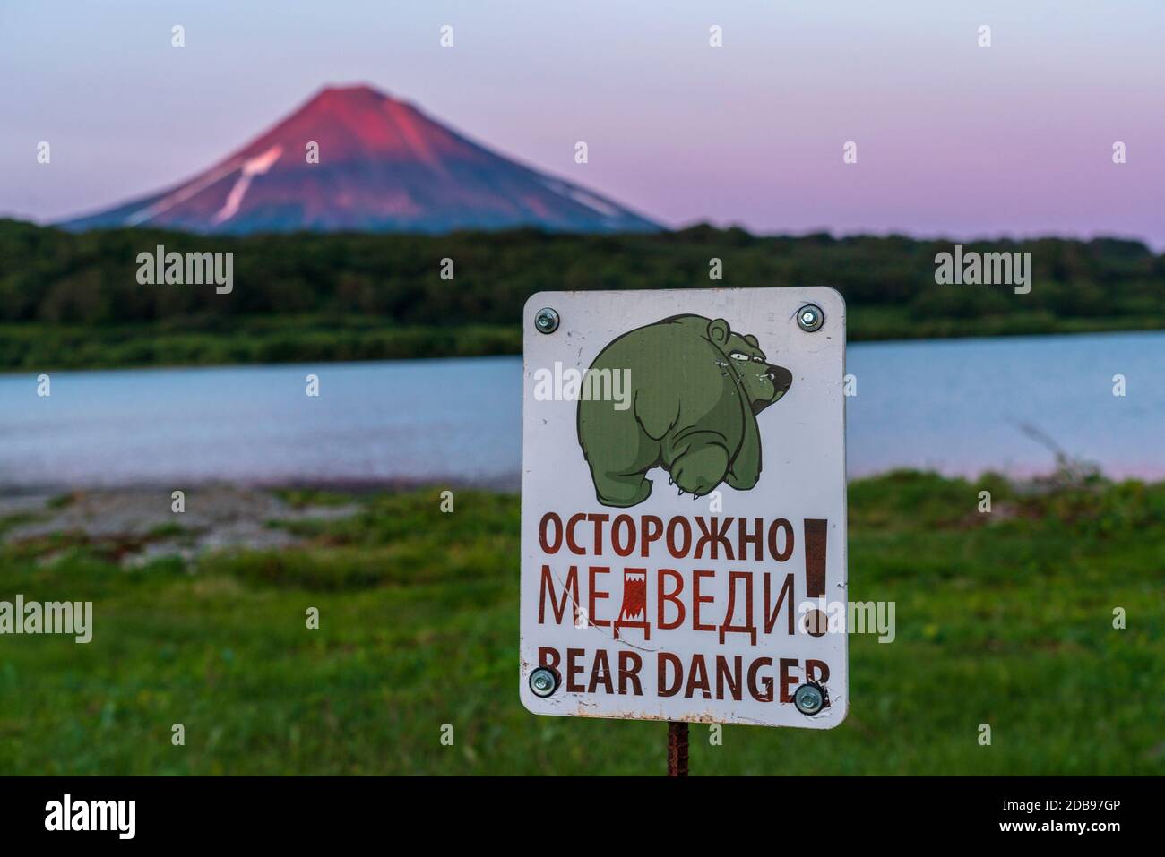 Panneau d'avertissement des ours, Lac Kurile, péninsule de Kamchatka, Russie Banque D'Images