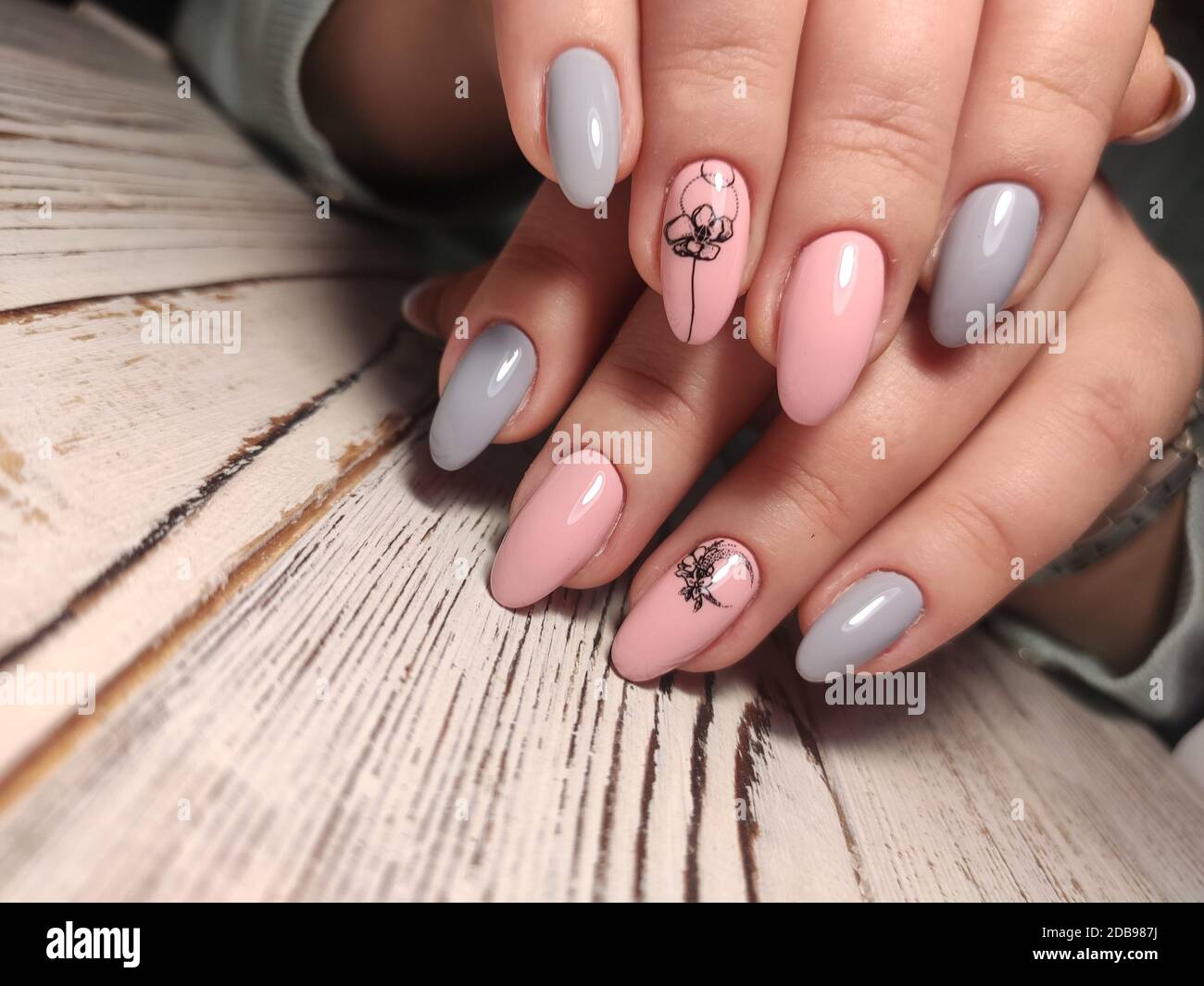 Manucure Nail art de Noël. Maison de vacances d'hiver lumineux de style  Manucure avec arbre de Noël et des flocons de GEMS. Bouteille de vernis à  ongles Photo Stock - Alamy