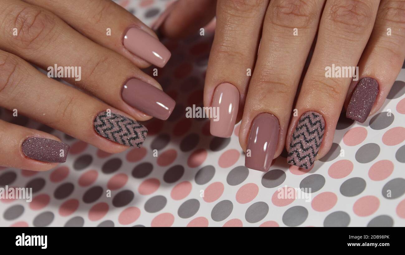 Les ongles sont noirs et couleur café de l'abstraction Photo Stock - Alamy