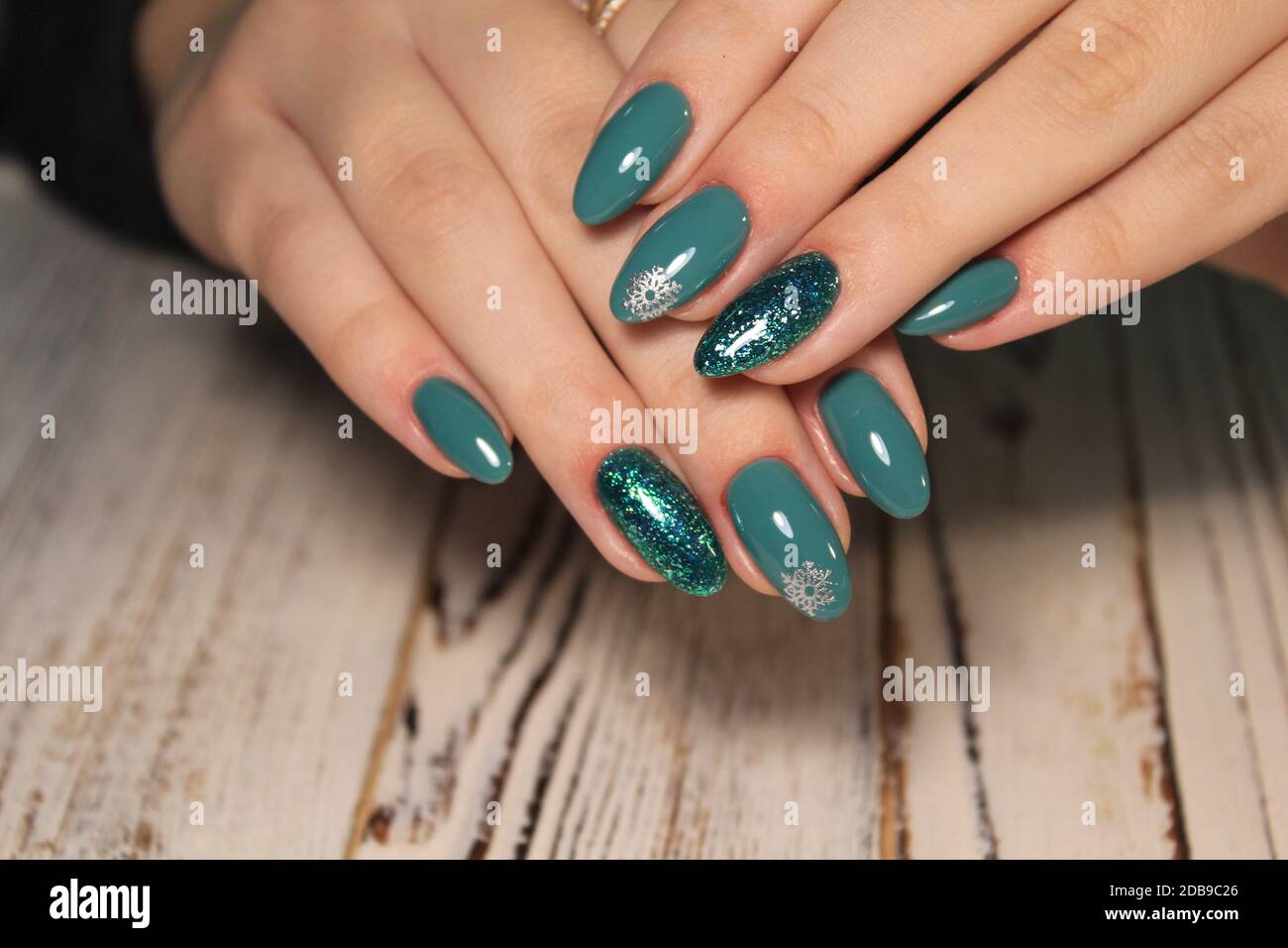 Ongles ongles colorés de l'hiver noël dessins avec des paillettes,Strass, à  court et long femme clous Photo Stock - Alamy