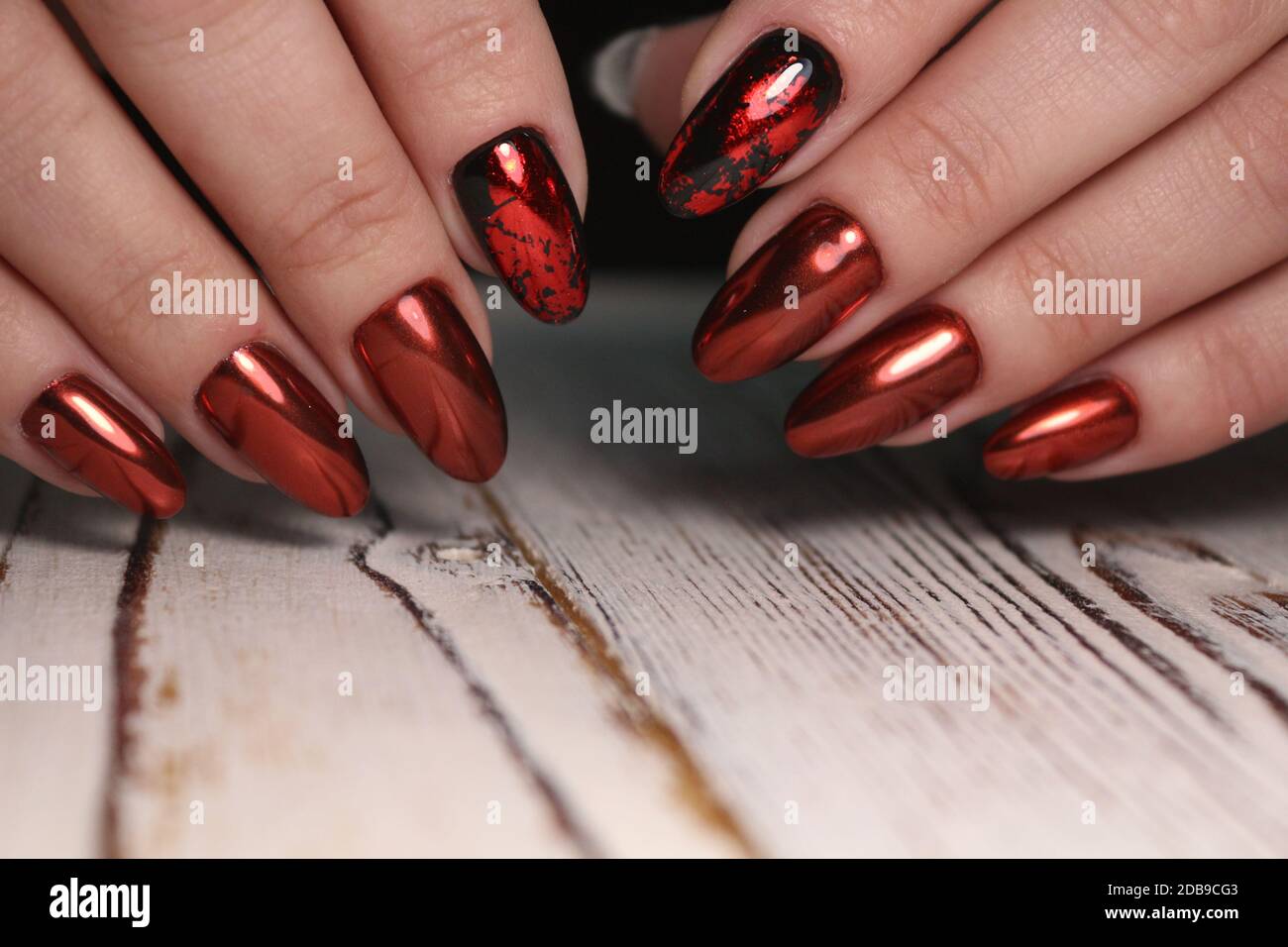 Superbe manucure, pourpre foncé vernis à ongles couleur tendre, photo gros  plan. Les mains des femmes sur arrière-plan simple de vêtements  décontractés Photo Stock - Alamy