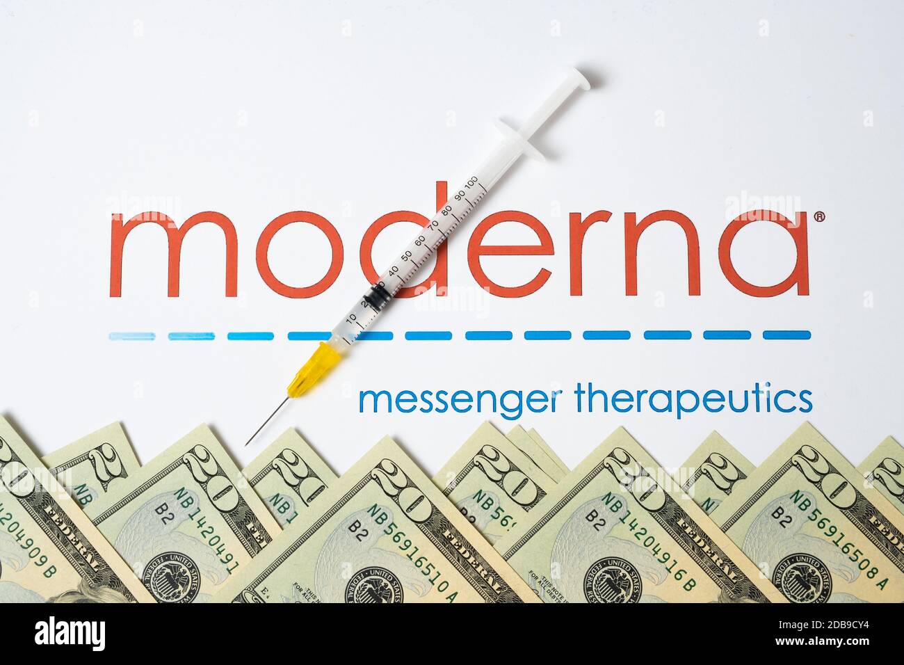 Stone / Royaume-Uni - novembre 16 2020: Logo de la société médicale Moderna vu sur la brochure avec la seringue et les dollars. Moderna Inc produit de l'ARNm- Banque D'Images