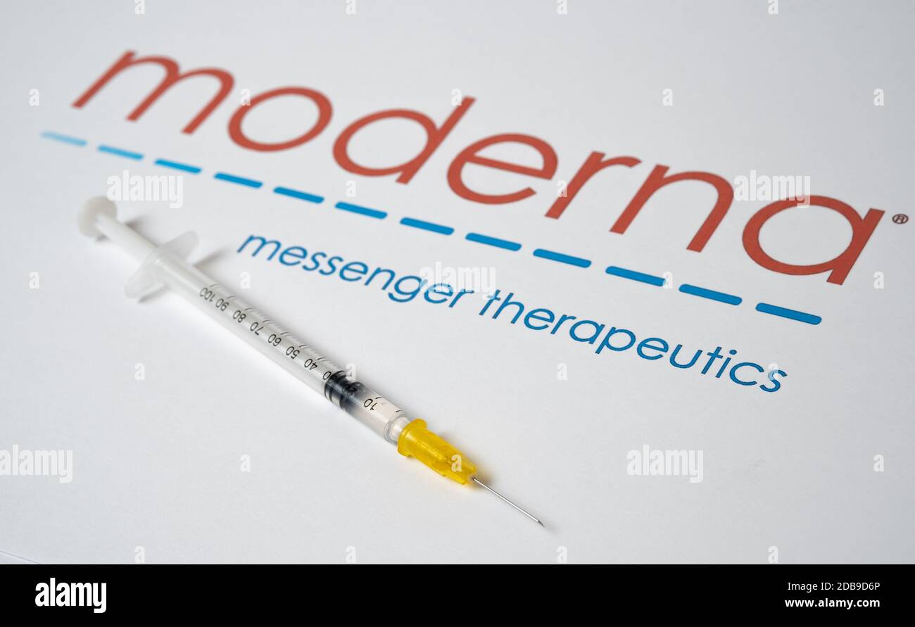 Stone / Royaume-Uni - novembre 16 2020: Logo de la société médicale Moderna vu sur la brochure avec la seringue. Moderna Inc produit mRNA-1273 COVID-1 Banque D'Images
