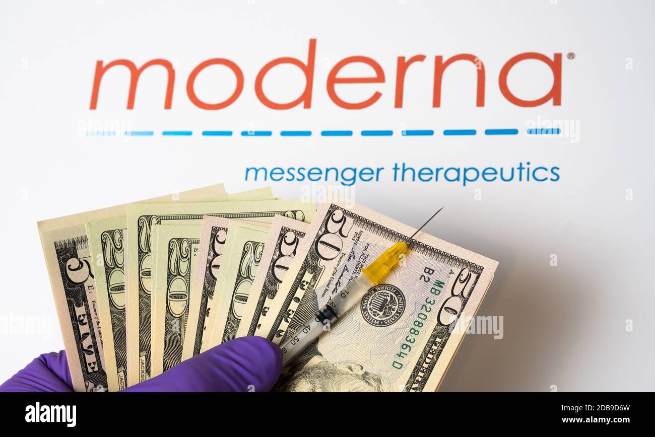 Stone / Royaume-Uni - novembre 16 2020: Logo de la société médicale Moderna vu sur la brochure avec la seringue. Moderna Inc produit mRNA-1273 COVID-1 Banque D'Images