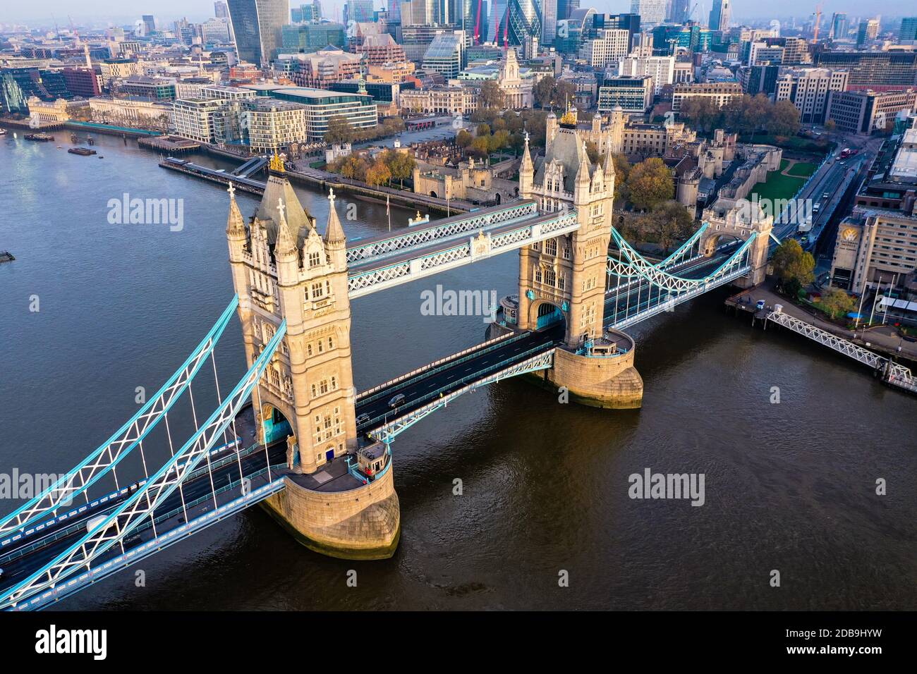 Tower Bridge vue rapprochée par drone aérien avec ciel bleu et Tamise, Londres, Royaume-Uni Banque D'Images