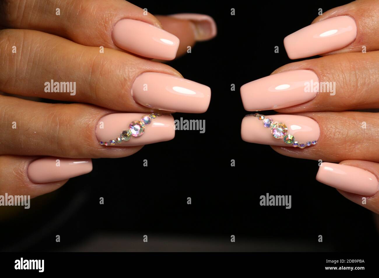 Manucure élégant design sur ongles longs magnifique Photo Stock - Alamy