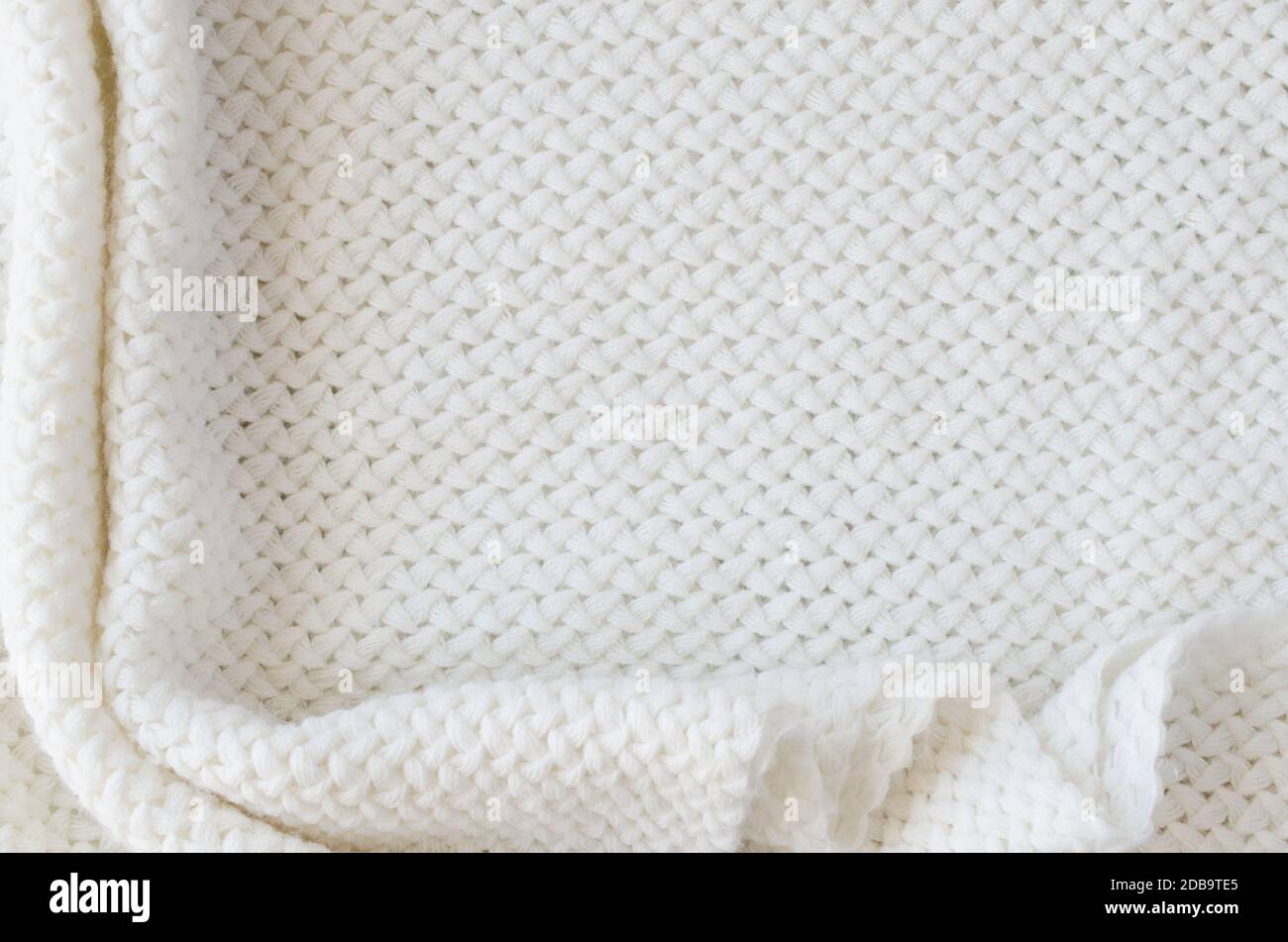 Fond en laine tricoté beige. Texture en tissu tricot. Décor minimaliste scandinave avec espace de copie, vue de dessus Banque D'Images