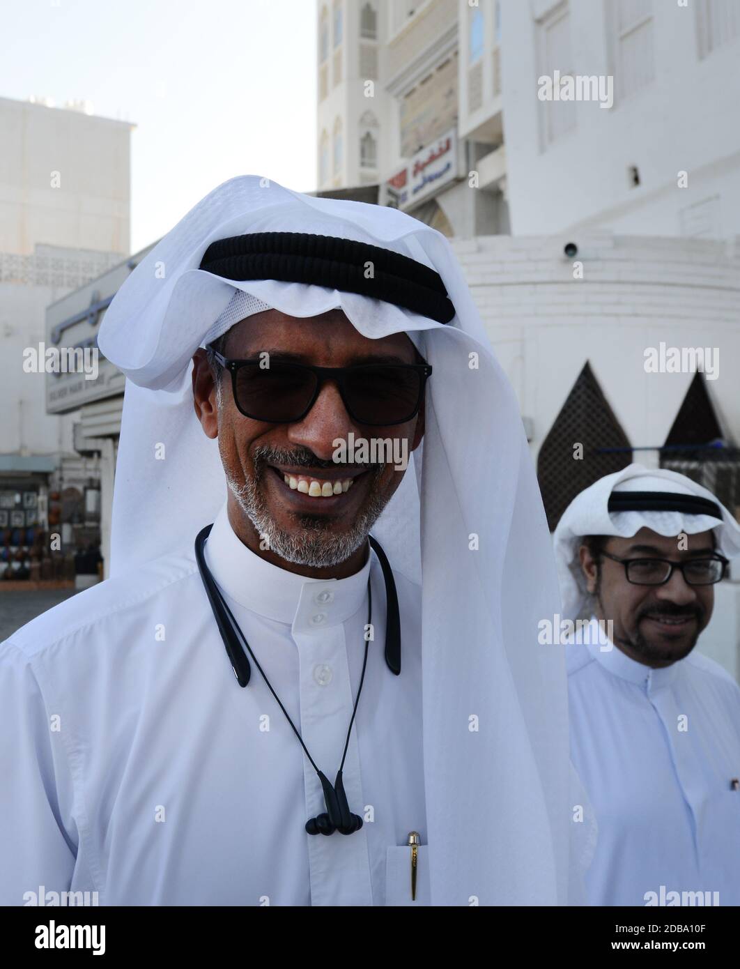 Des hommes saoudiens portant un keffiyeh traditionnel. Banque D'Images