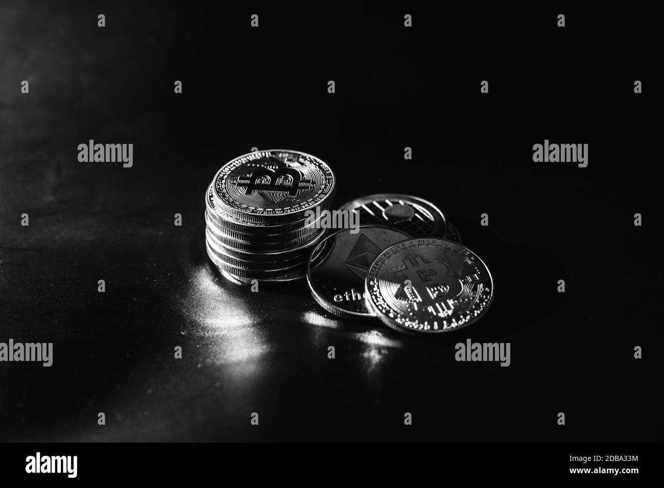 Bitcoin sur fond sombre. Crise économique. Trading de crypto-monnaies. Banque D'Images