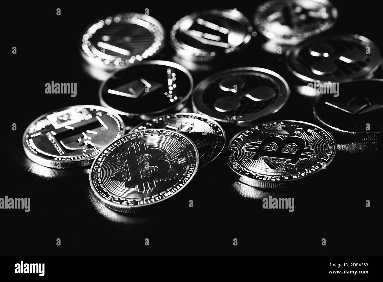 Bitcoin sur fond sombre. Crise économique. Trading de crypto-monnaies. Banque D'Images