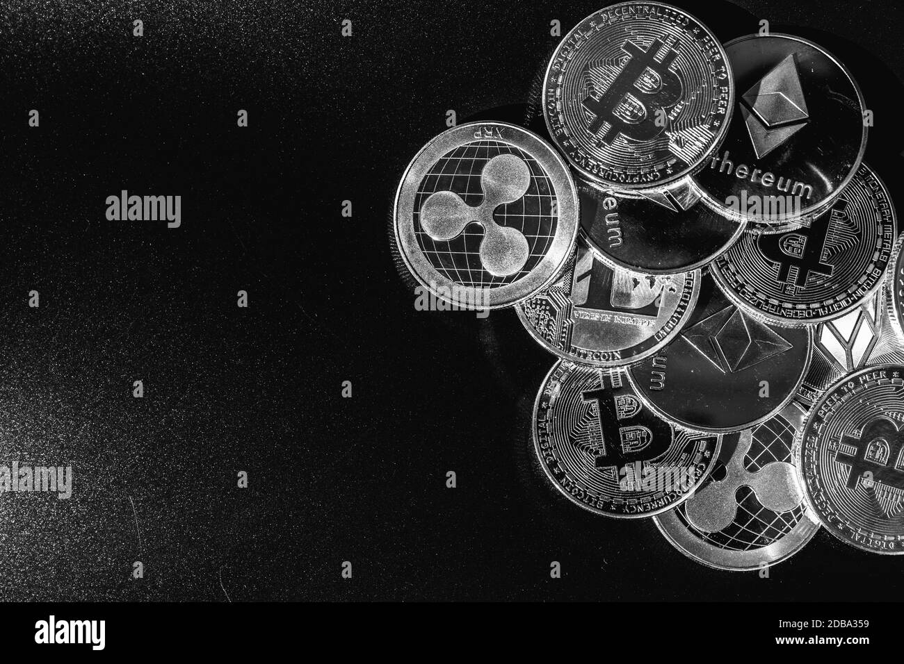 Bitcoin sur fond sombre. Crise économique. Trading de crypto-monnaies. Banque D'Images