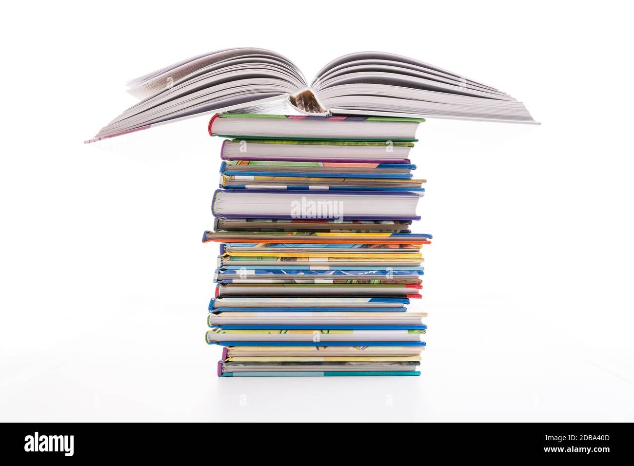 Pile de livres pour enfants isolés sur blanc Banque D'Images