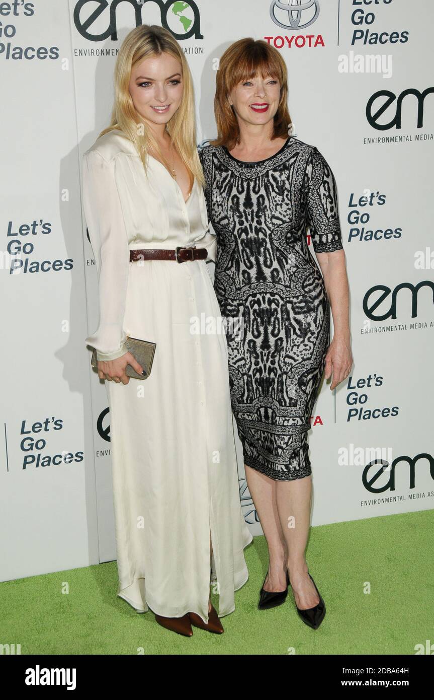 Francesca Eastwood (L) et Frances Fisher à la 23e édition annuelle des Environmental Media Awards (EMA) à Warner Bros. Studios le 10 19 2013 à Burbank, en Californie. Banque D'Images