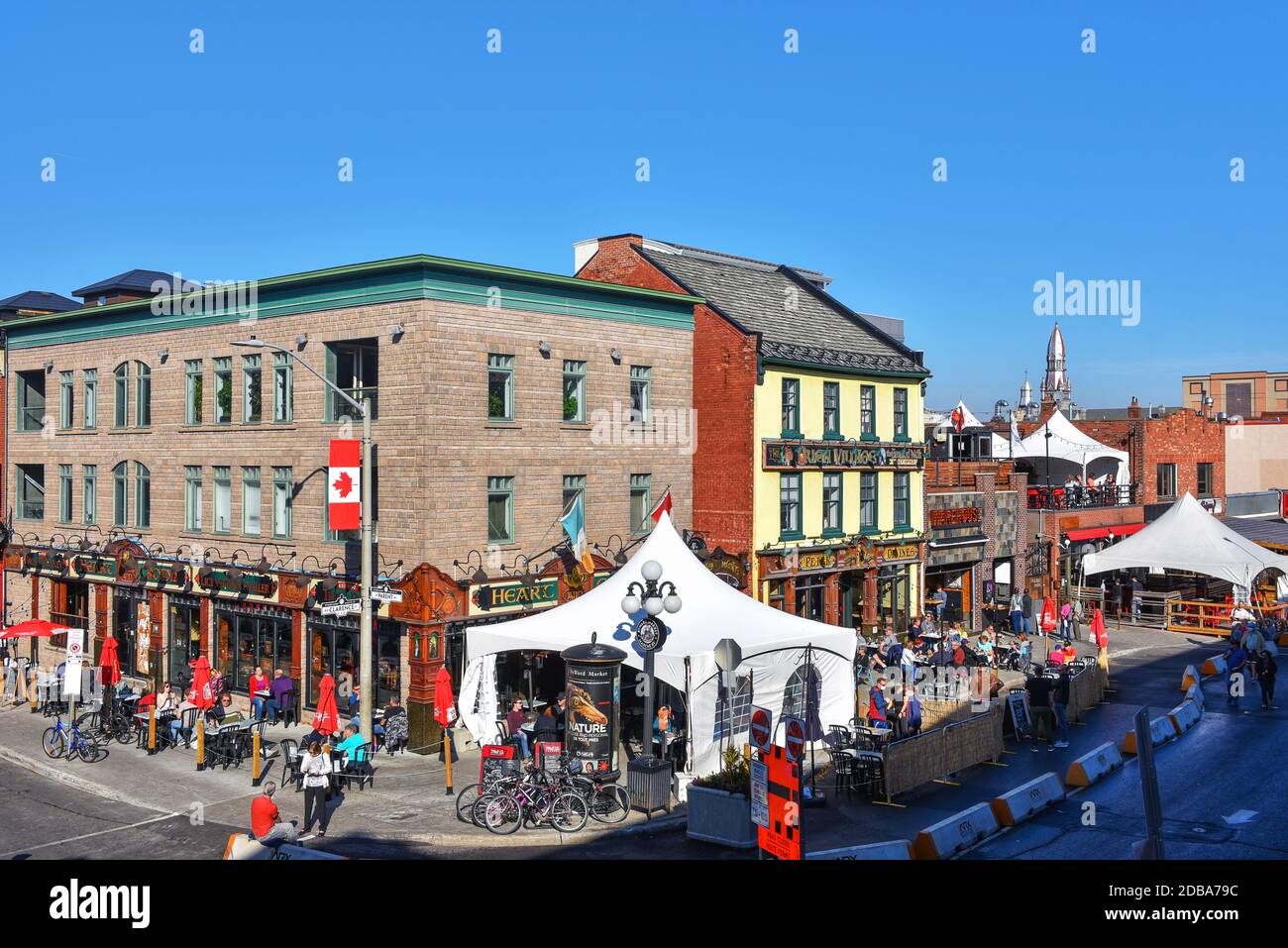 8 novembre 2020: Bars et restaurants dans le marché Byward avec tentes et patios sur Clarence Street pour permettre aux clients de s'asseoir pendant le dîner Banque D'Images