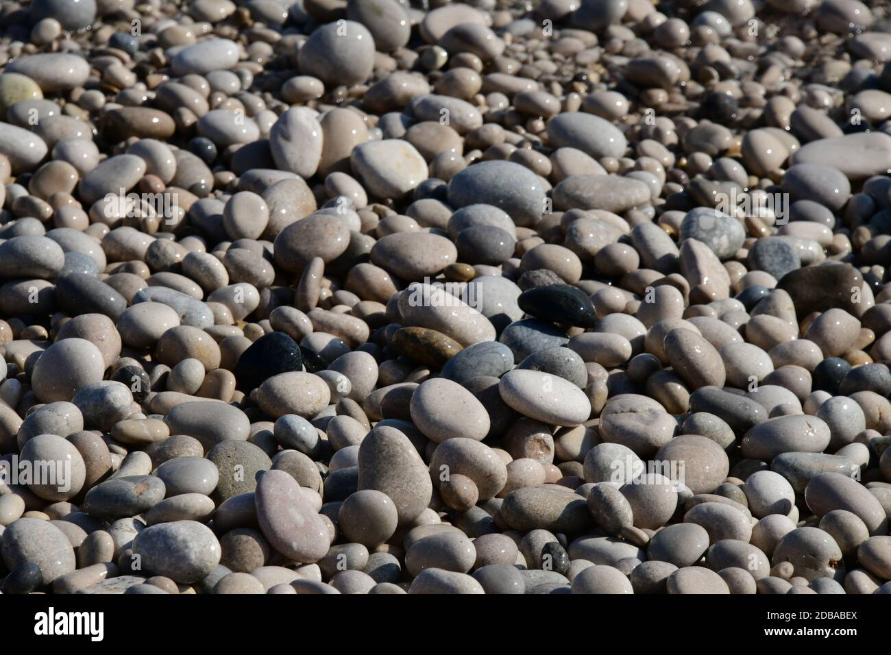 Grandes, petites, rondes pierres sur la plage méditerranéenne dans la province d'Alicante, en Espagne Banque D'Images