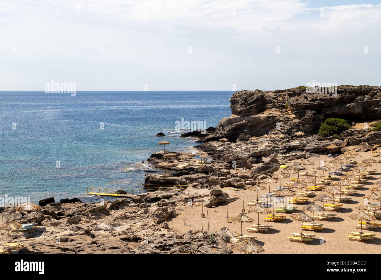 Vue panoramique sur la plage de Kalithea, sur l'île de Geek Rhodes, avec littoral rocheux et parasols, au printemps Banque D'Images