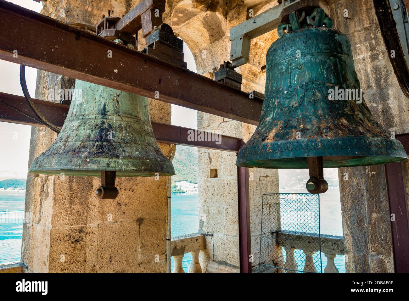 Vieilles cloches dans une tour dans la ville de Perast Monténégro Banque D'Images
