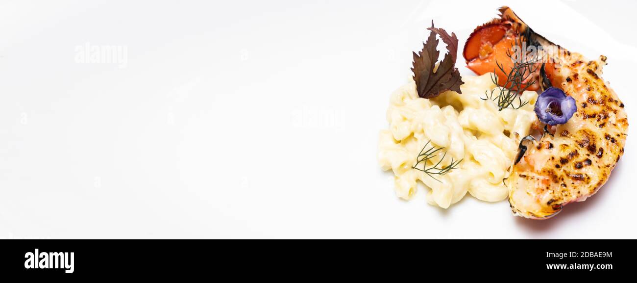 Gros plan sur la queue de homard de boston grillée avec macaroni au fromage frit, cuisine gastronomique internationale à la station Live, à la carte de la ligne de buffet haut de gamme Banque D'Images