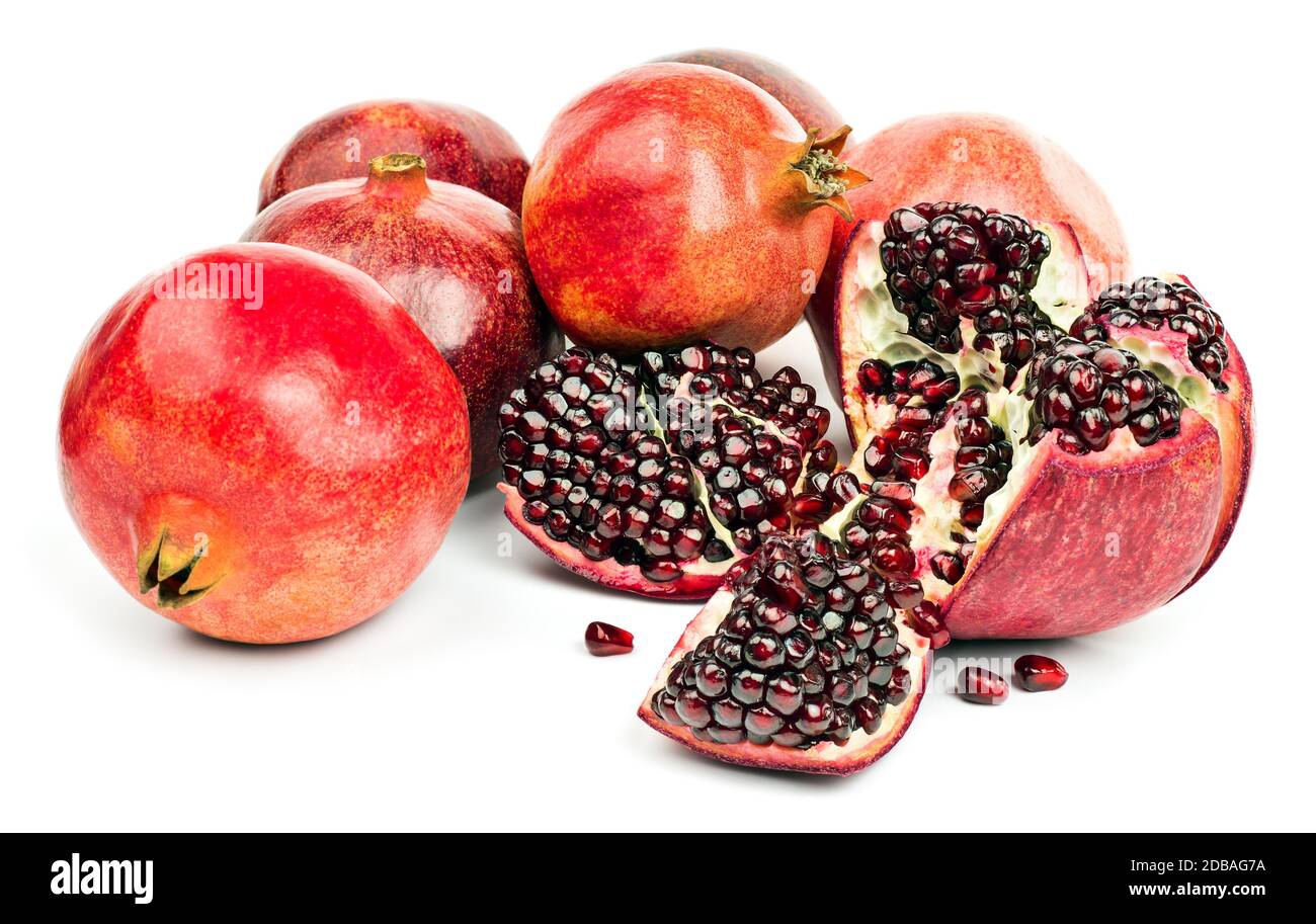 Plusieurs fruits de grenade entiers et pelés mûrs et grains de grenade isolés sur fond blanc. Banque D'Images