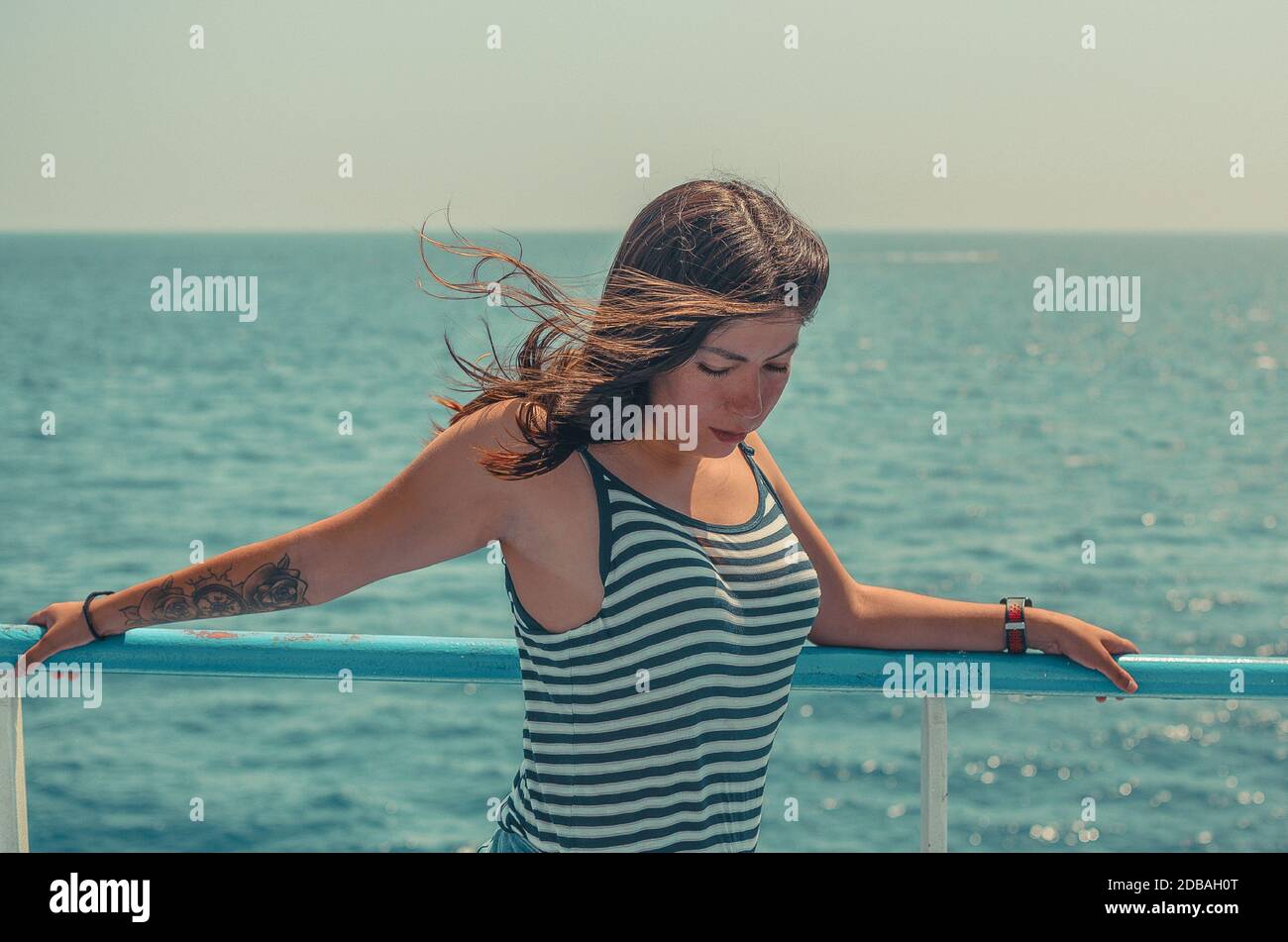 Belle jeune femme short jeans denim Banque de photographies et d’images