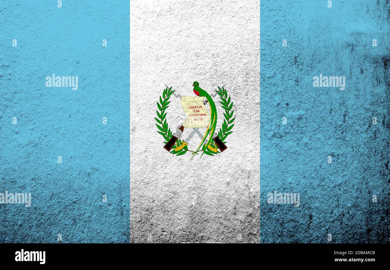 Le drapeau national de la République du Guatemala Azuliblanco avec des armoiries. Fond Grunge Banque D'Images