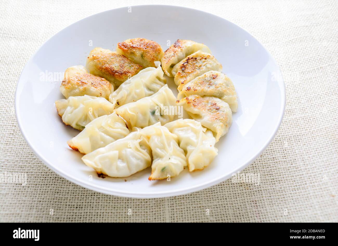 Boulettes frites japonais, les quenelles en forme de croissant de lune servi dans les restaurants asiatiques à l'apéritif ou un plat de légumes, de porc et de remplissage. Banque D'Images