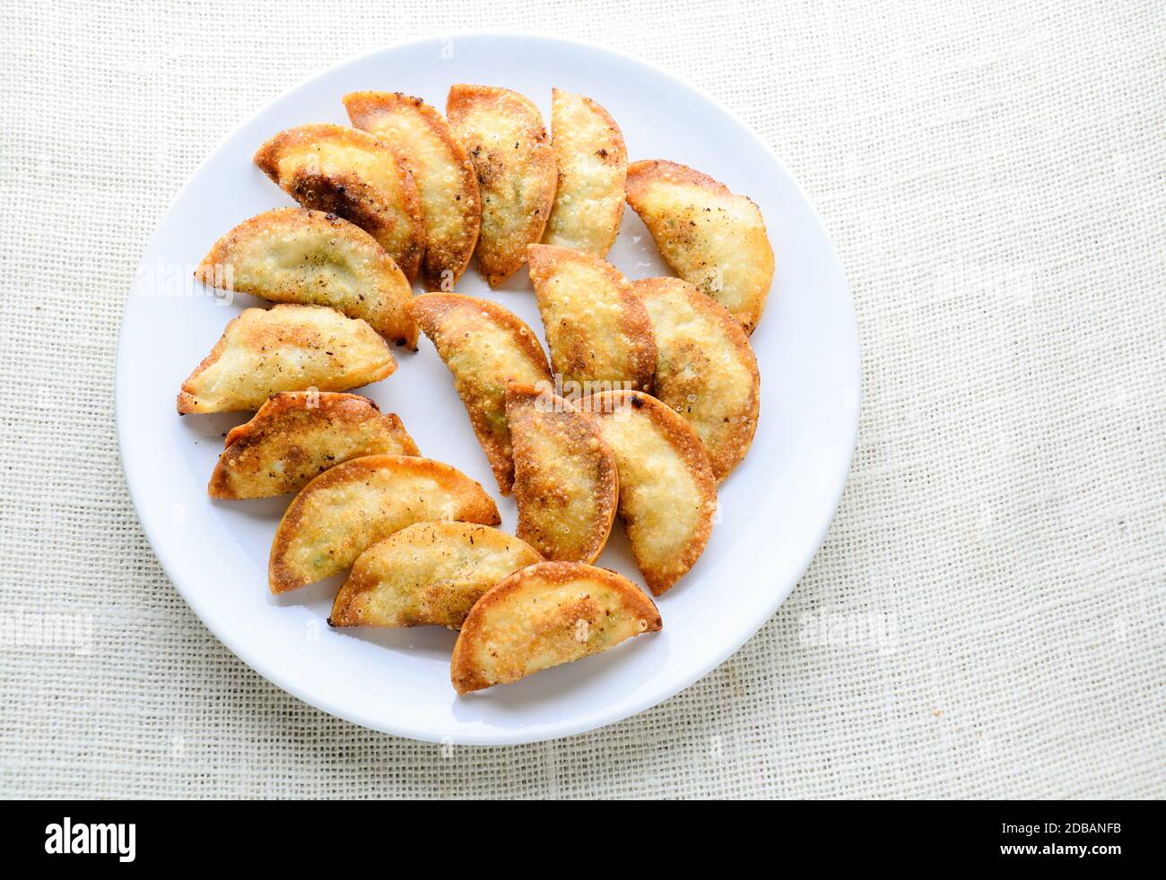 Boulettes frites japonais, les quenelles en forme de croissant de lune servi dans les restaurants asiatiques à l'apéritif ou un plat de légumes, de porc et de remplissage. Banque D'Images