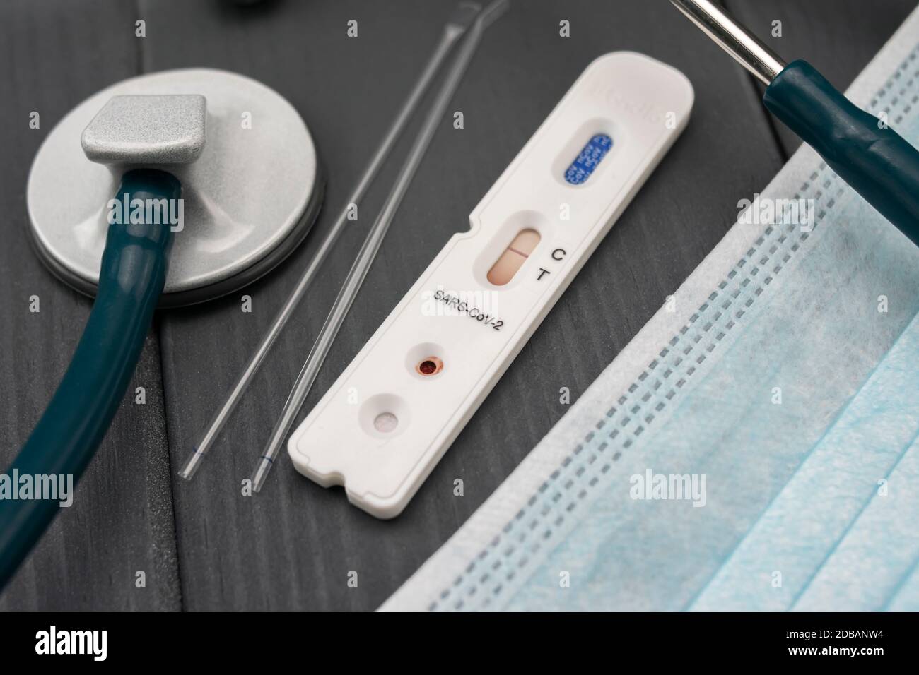 Test de détection du coronavirus ou du covid-19 avec résultat négatif, tube de prélèvement sanguin, stéthoscope et masque de protection du visage Banque D'Images