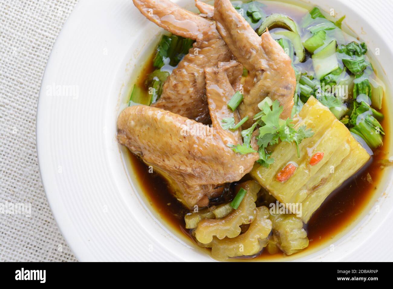 Ailes de poulet braisées avec Gourd amer Banque D'Images