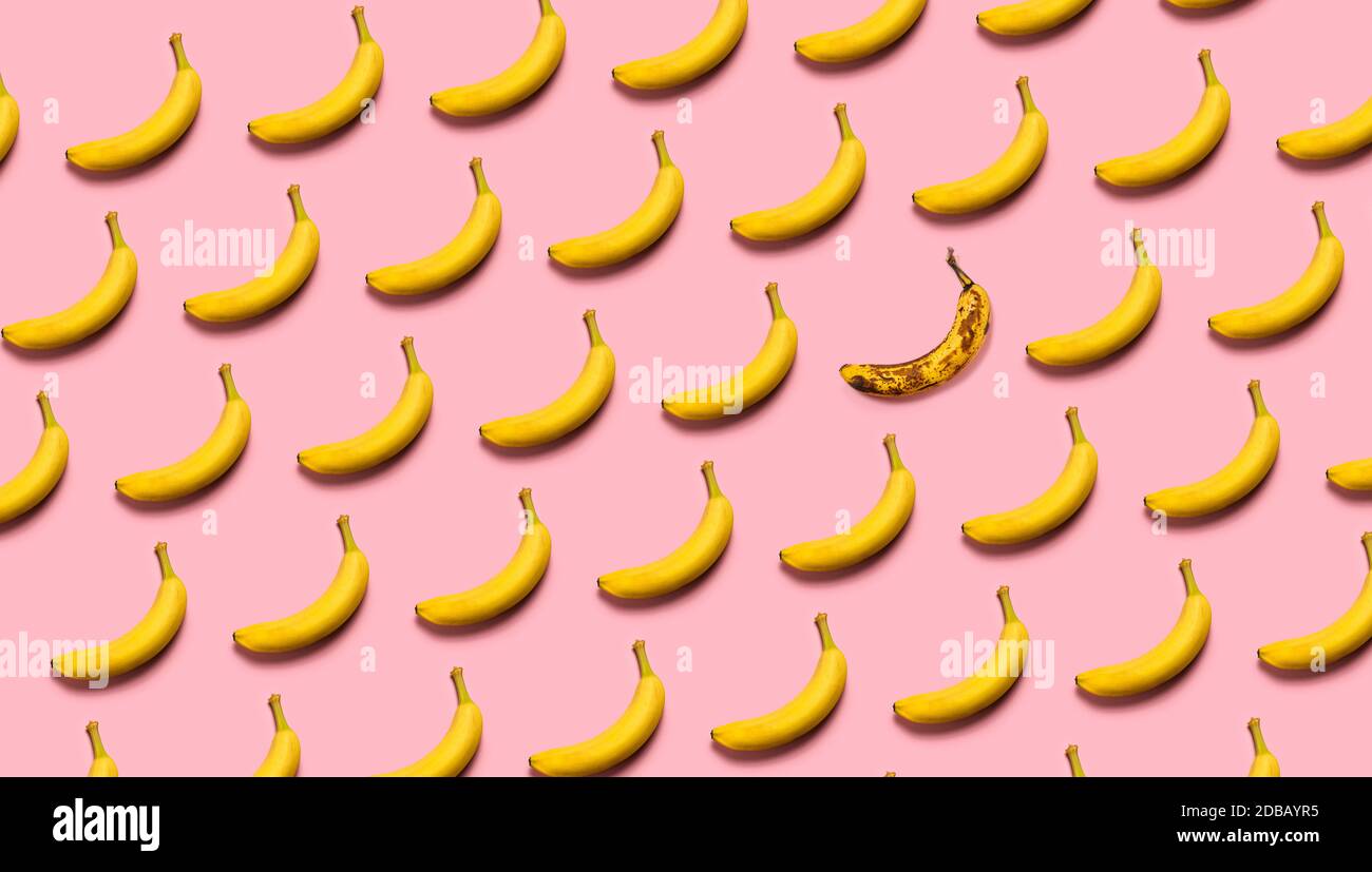 Rangées de bananes sur fond rose Banque D'Images