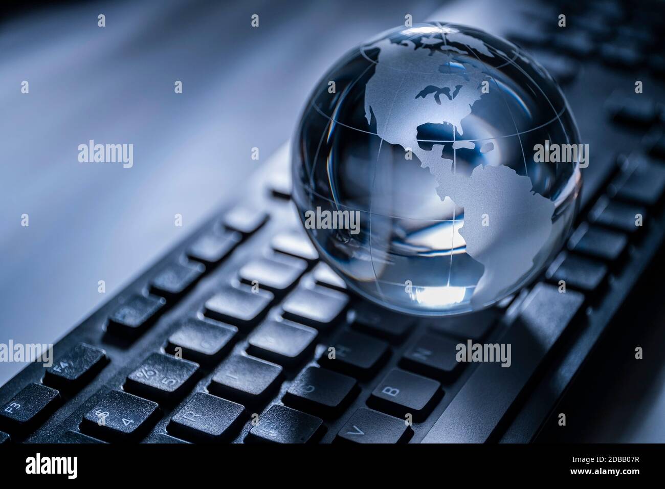 Globe en verre sur clavier d'ordinateur Banque D'Images