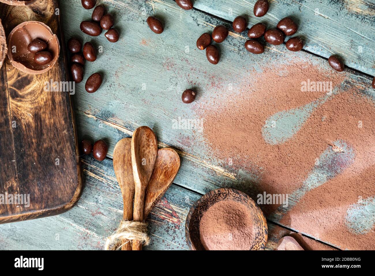 chocolat pur exquis en morceaux et en poudre Banque D'Images