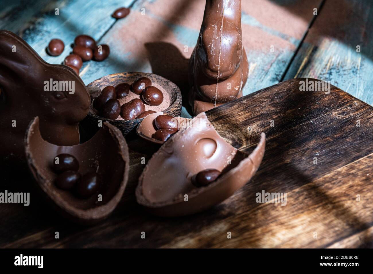 chocolat pur exquis en morceaux et en poudre Banque D'Images