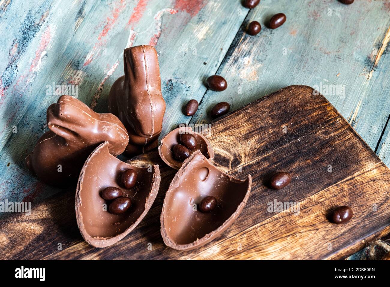 chocolat pur exquis en morceaux et en poudre Banque D'Images