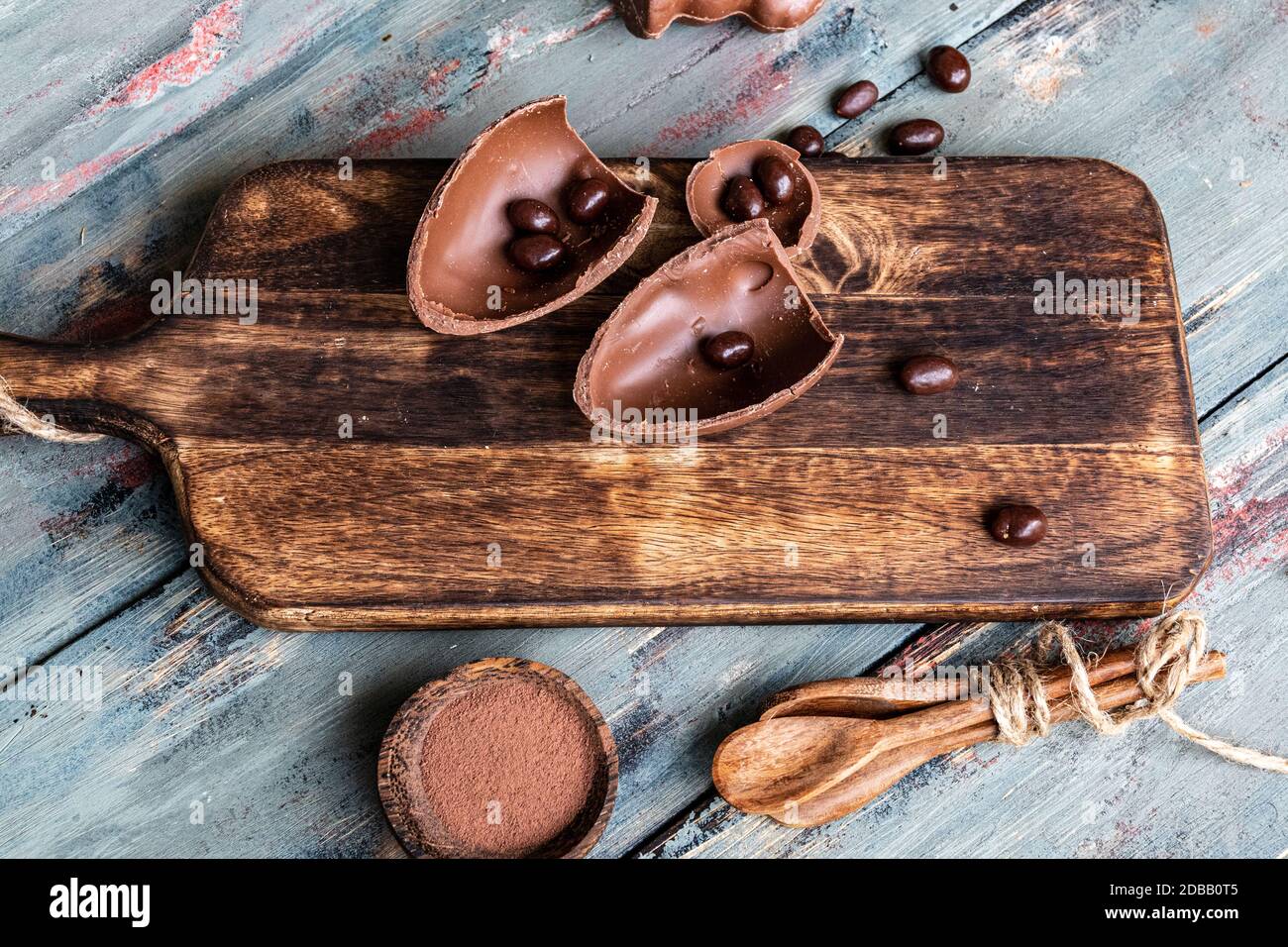 chocolat pur exquis en morceaux et en poudre Banque D'Images