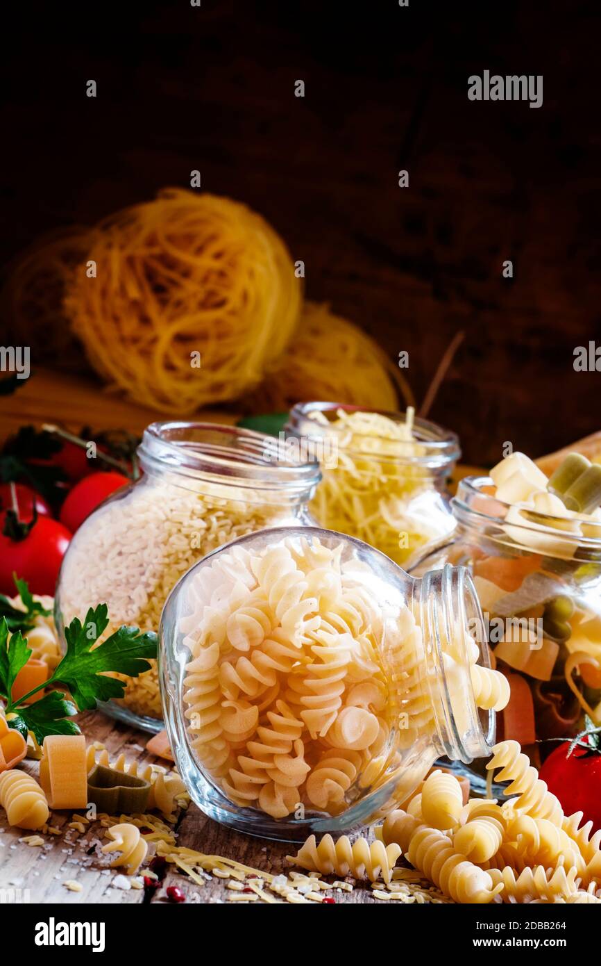 Pâtes italiennes sèches en spirales dans des pots en verre, sélectif Banque D'Images