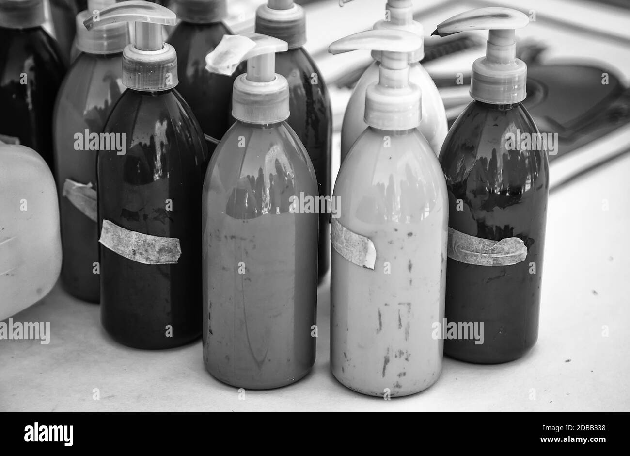 Des pots de peinture aux couleurs vives, des détails colorés Banque D'Images