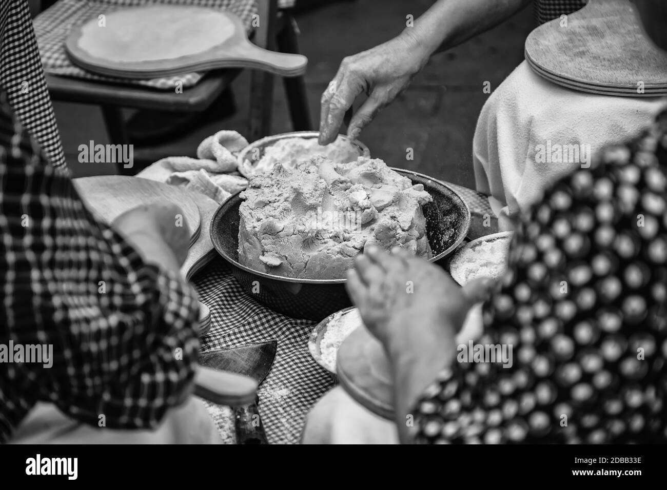 Le pétrissage du pain pita, détail de pain artisanal Banque D'Images