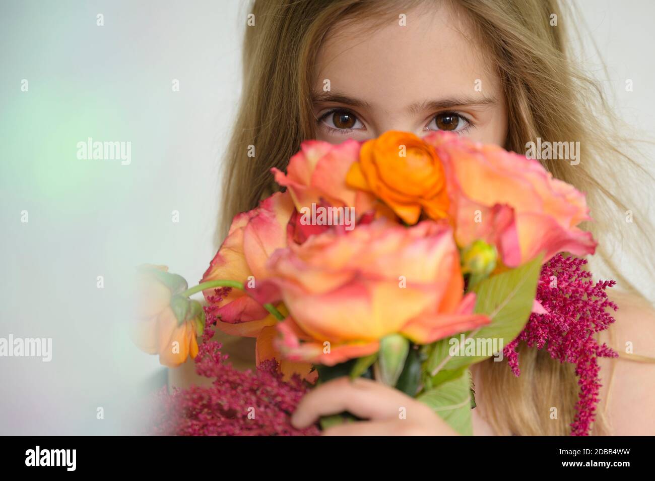 Fille (6-7) tenant le bouquet de fleurs Banque D'Images