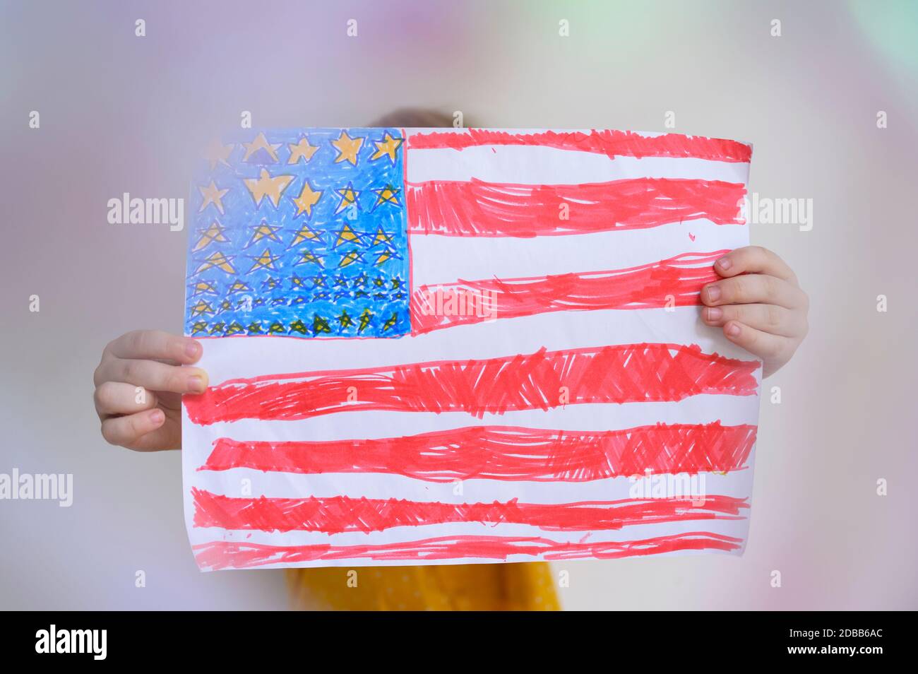 Garçon (4-5) tenant le drapeau américain tiré sur papier Banque D'Images