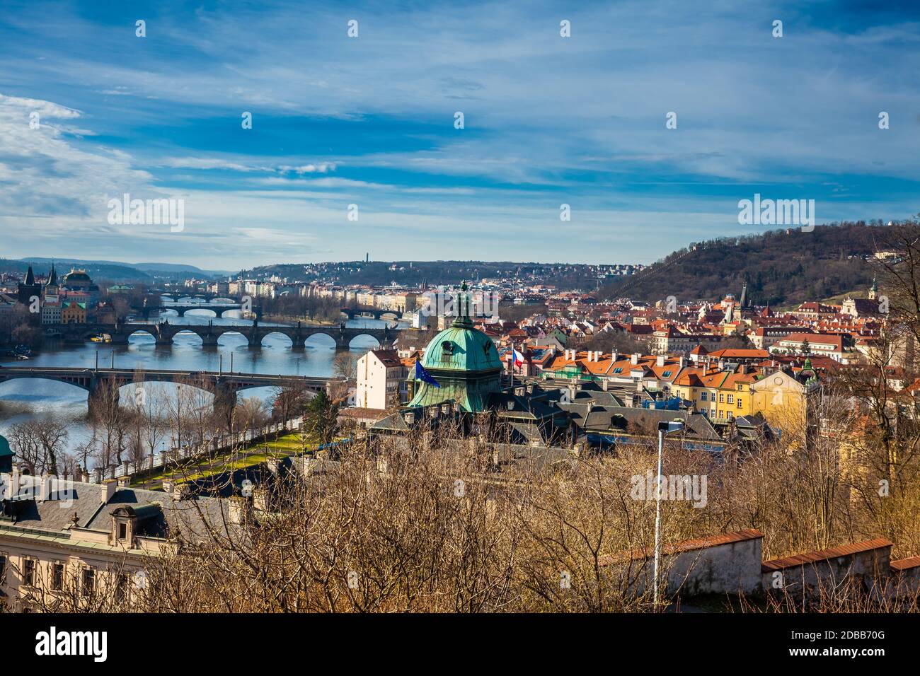 Prague Ville vue de la colline de Letna dans une belle journée de printemps précoce Banque D'Images