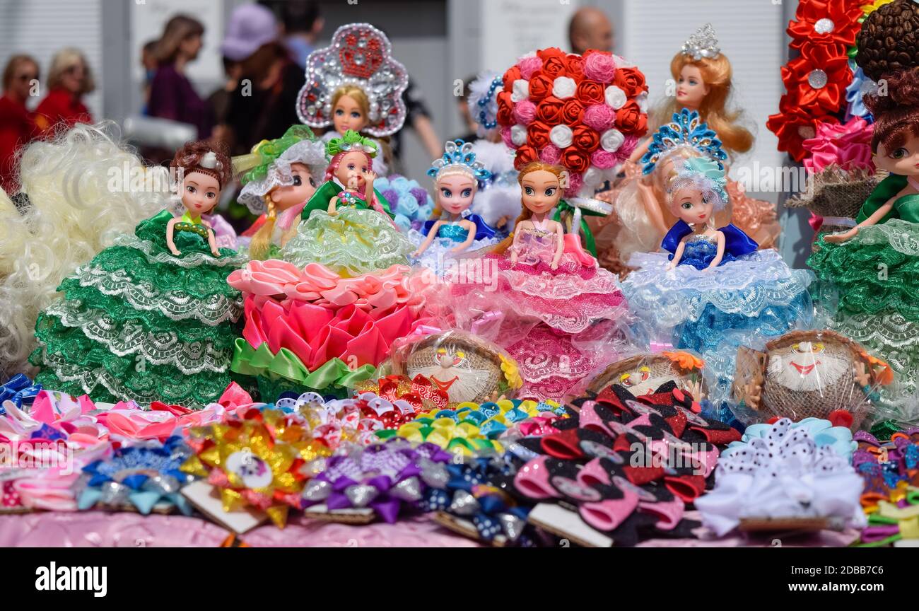 Krasnodar, Russie - 1 mai 2019: Poupées filles en robe multicolore. Poupées filles en robe multicolore Banque D'Images