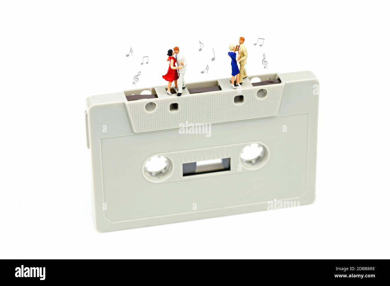Des couples miniatures dansent sur un Music-cassette Banque D'Images