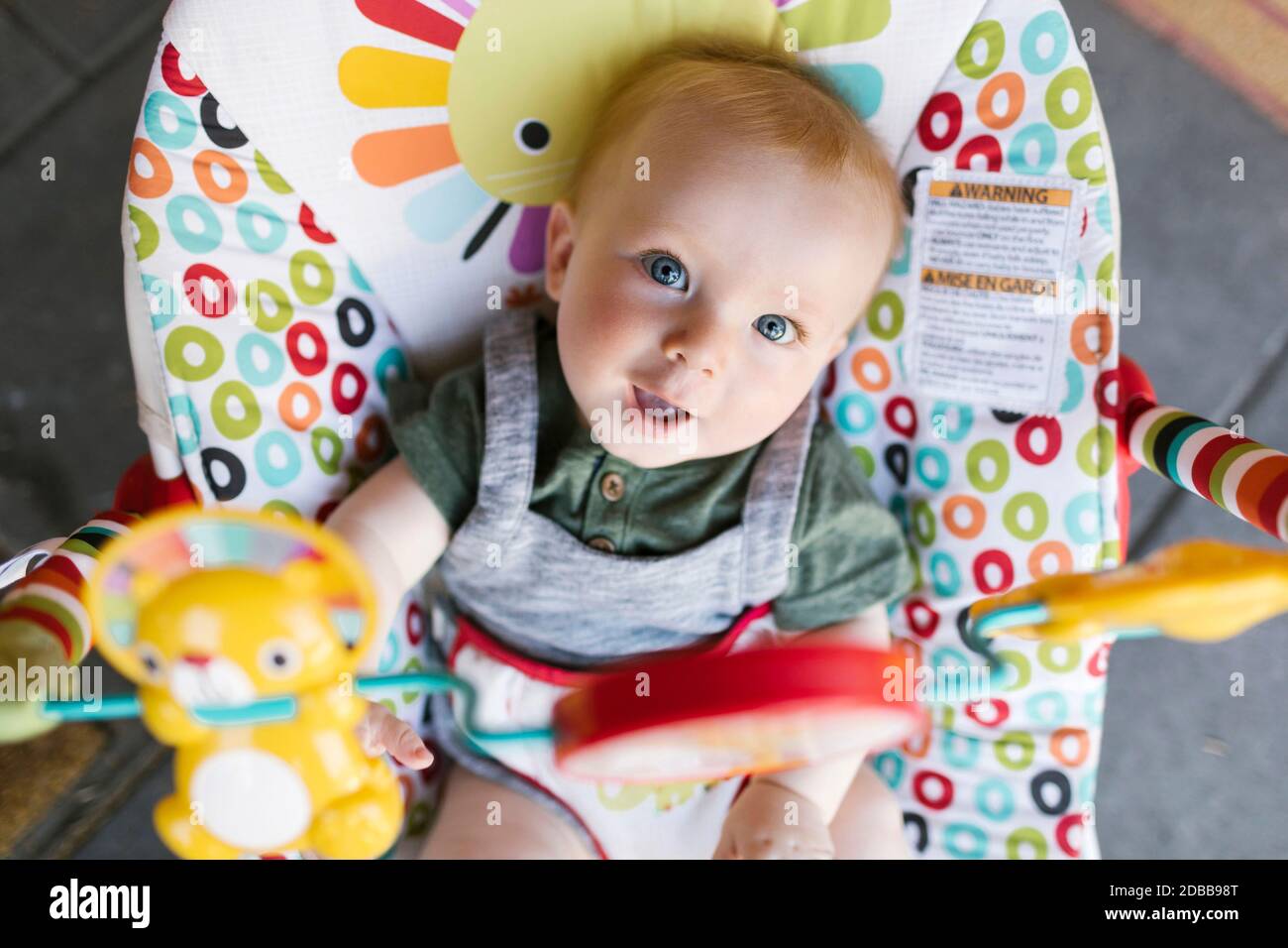 Portrait de bébé garçon (6-11 mois) dans le baby Bouncer Banque D'Images