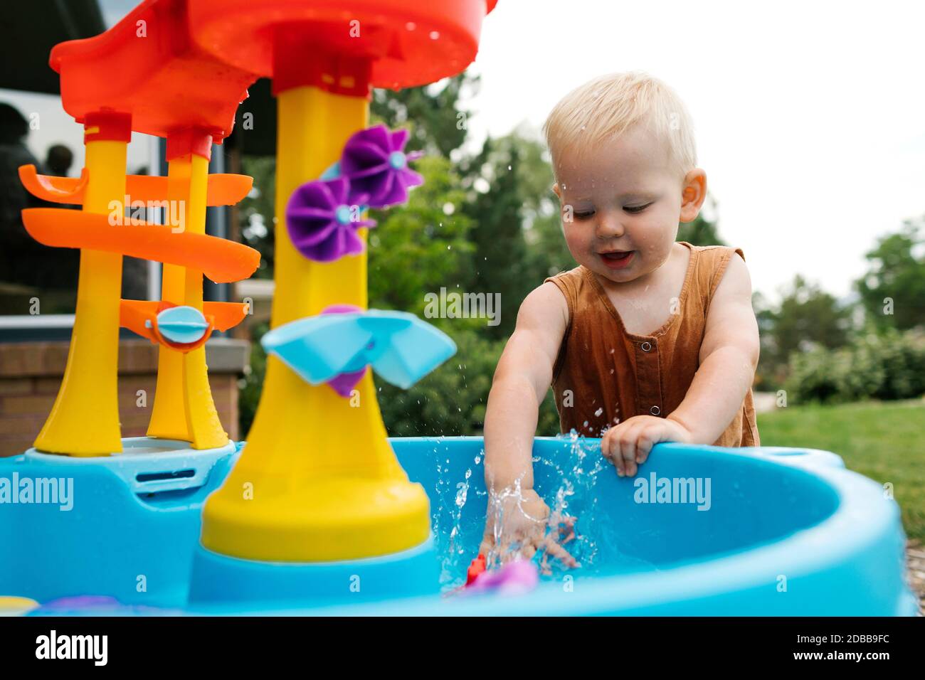 Bébé garçon (18-23 mois) jouant avec des jouets aquatiques dans le jardin Banque D'Images