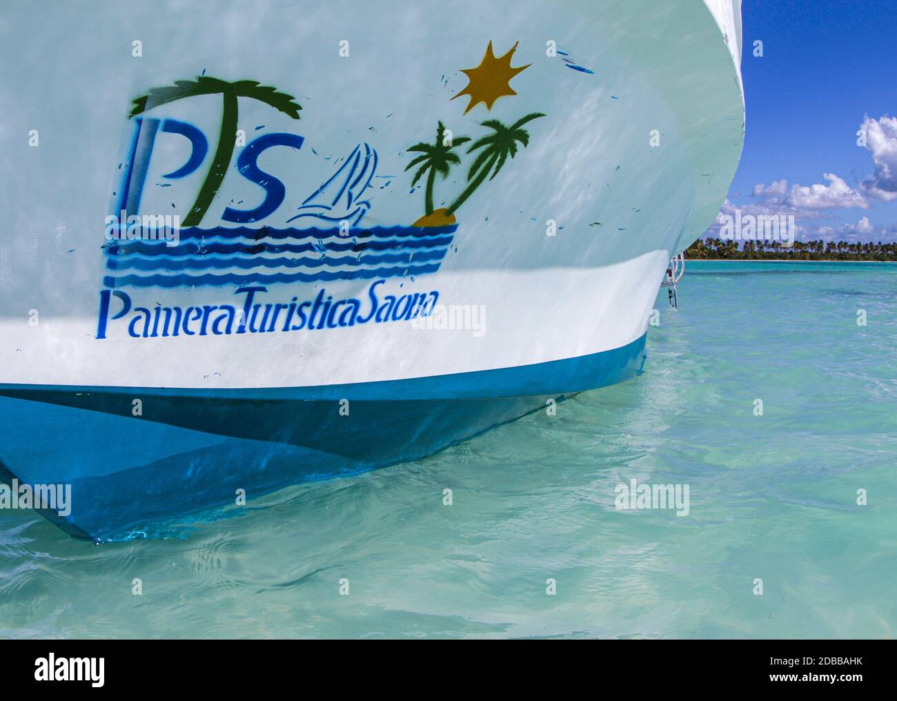 Punta Cana, DO - 29 février 2016 : une fermeture d'un bateau touristique en usage par Palmera Turistica Saona, société touristique en République dominicaine. Banque D'Images