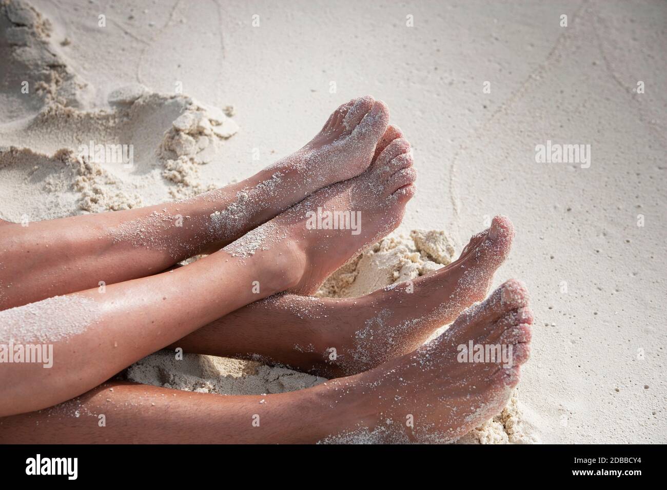 Jambes de couple sur la plage Banque D'Images