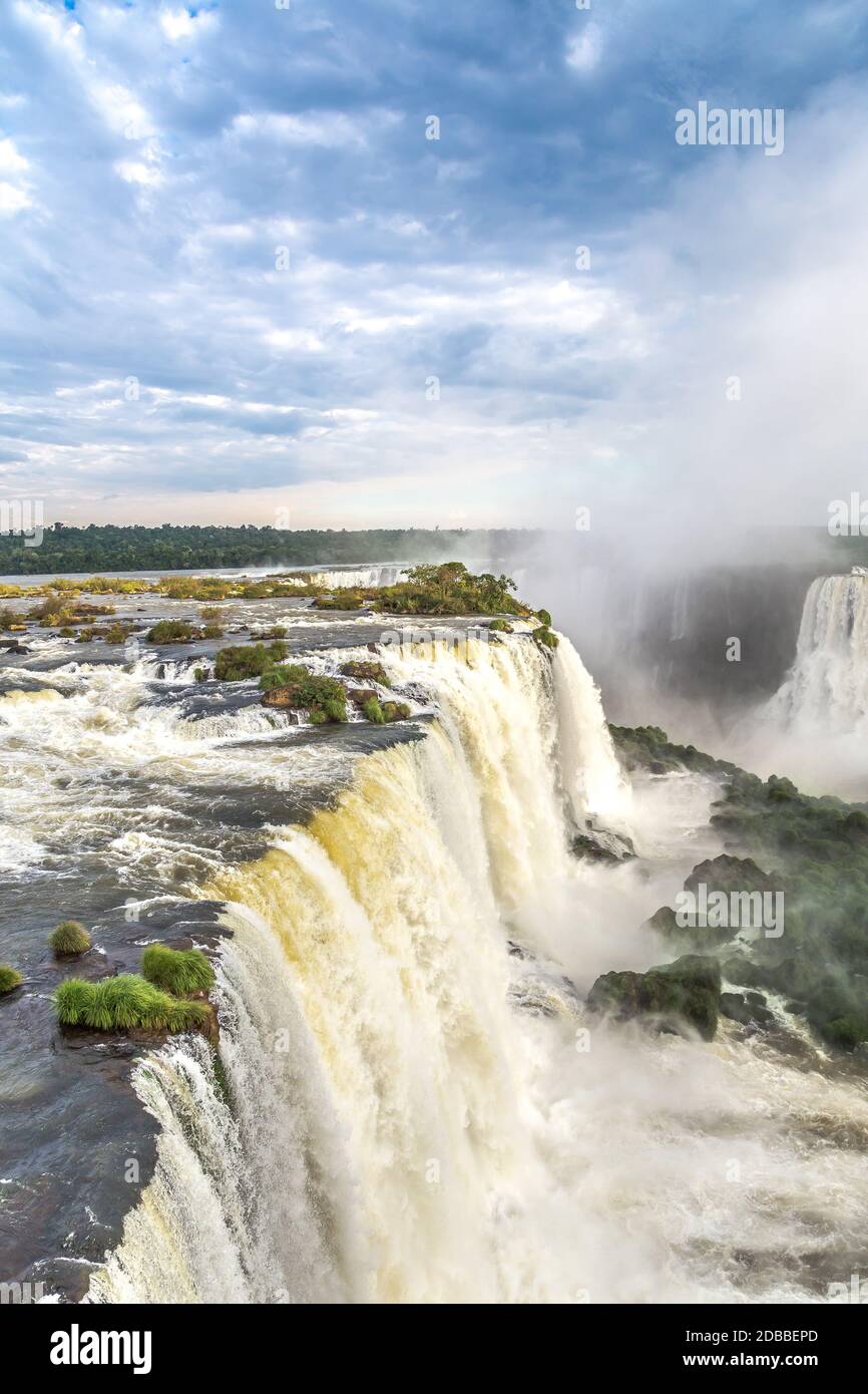 Les touristes à Iguassu Falls au Parc National d'Iguaçu, Site du Patrimoine Naturel Mondial par l'UNESCO Banque D'Images