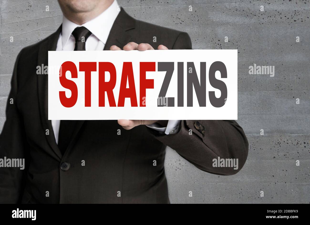 Strafzinz (en allemand) d'intérêt négatifs signe est tenu par l'homme d'affaires. Banque D'Images