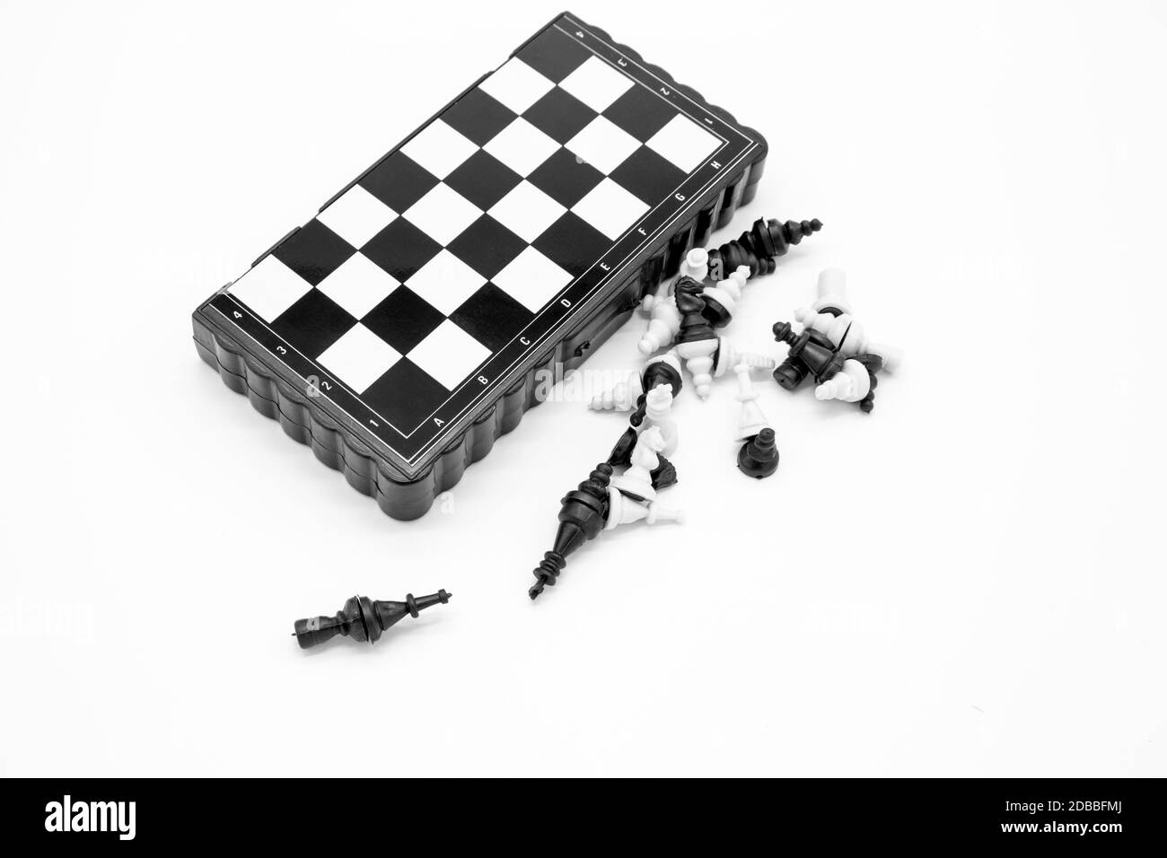 Jeu d'échecs en plastique de poche, pions sur aimants isolés sur fond blanc Banque D'Images